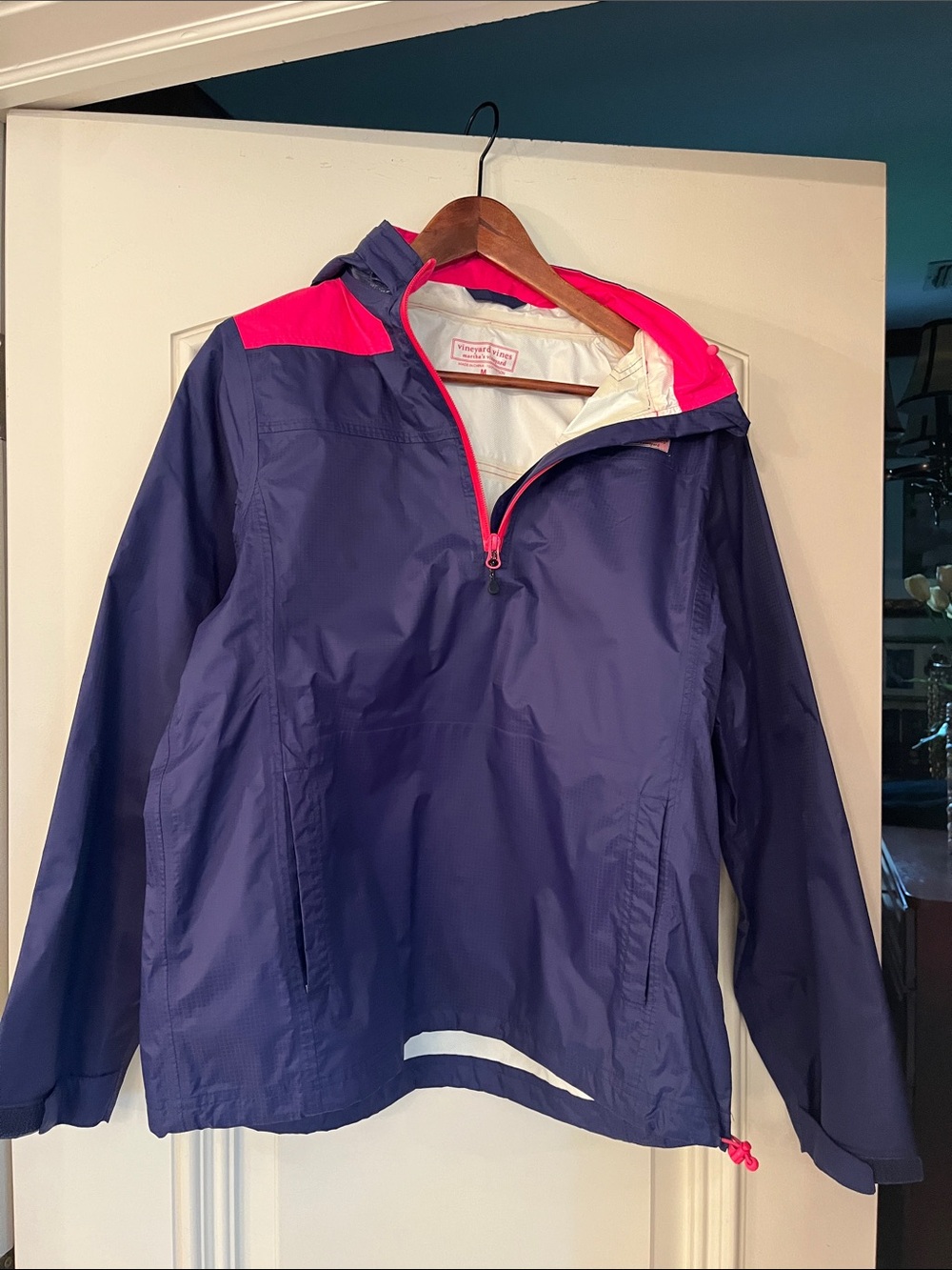 Vineyard Vines Navy and Pink woman’s wind breaker /Hooded Rain Pullover